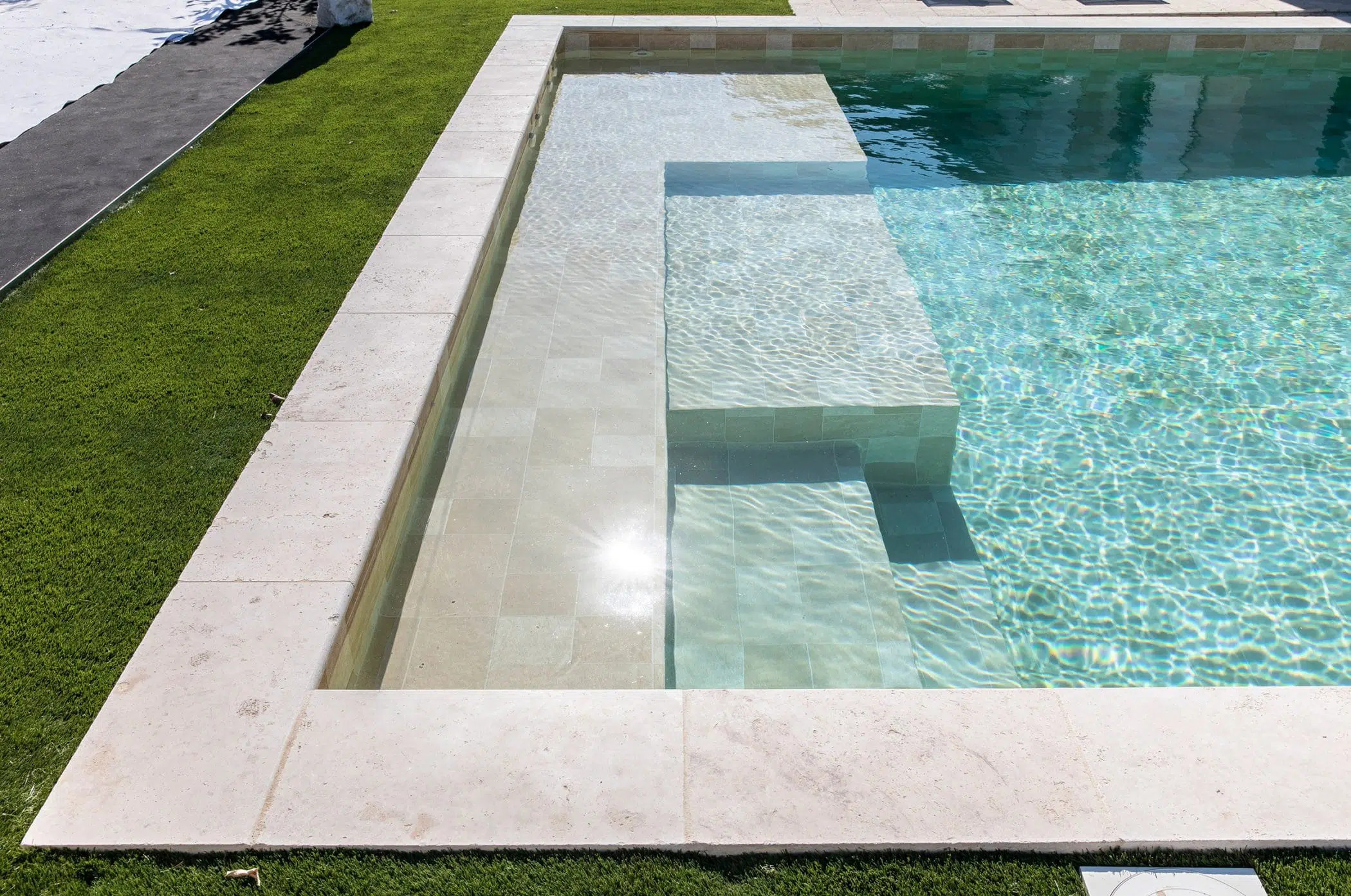 piscines_magiline_escalier_sur_mesure_2019-MAGILINE-ALES-STLAURENTDAGOUZE-_FRED_PIEAU-8080-scaled.jpg
