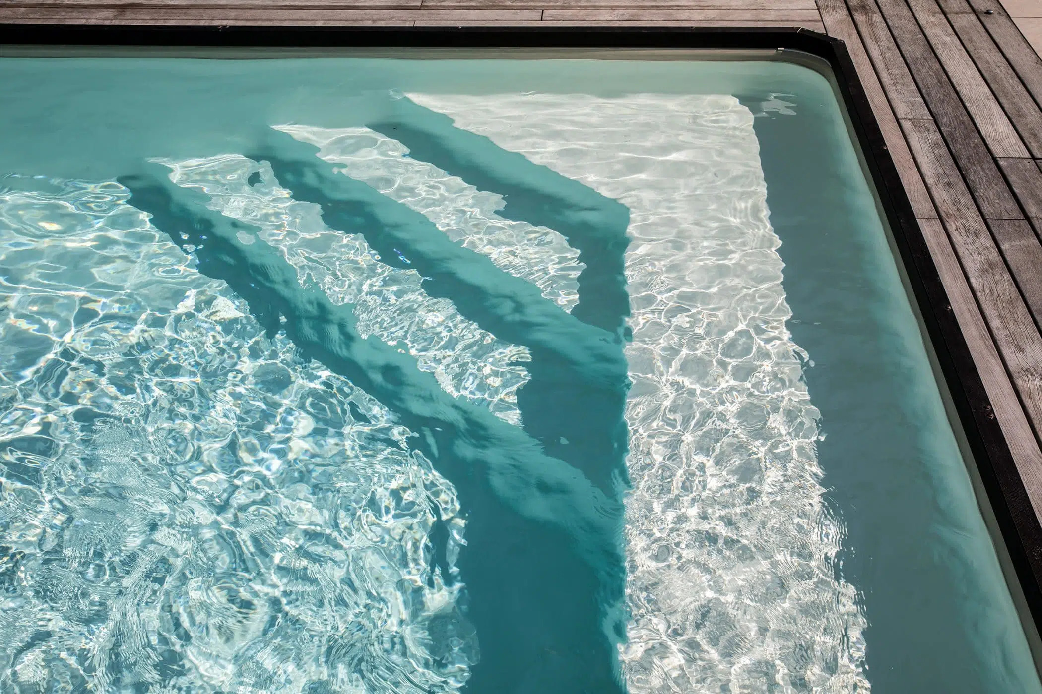 piscines_magiline_escalier_magi2beach2_2018-MAGILINE-ALLIERPAYSAGE-BESANCON-1-FREDPIEAU-0279-scaled.jpg